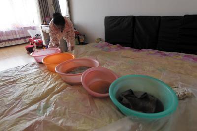 天全楼上漏水，住户失联，小区没物管，业主维权难！律师来支招……